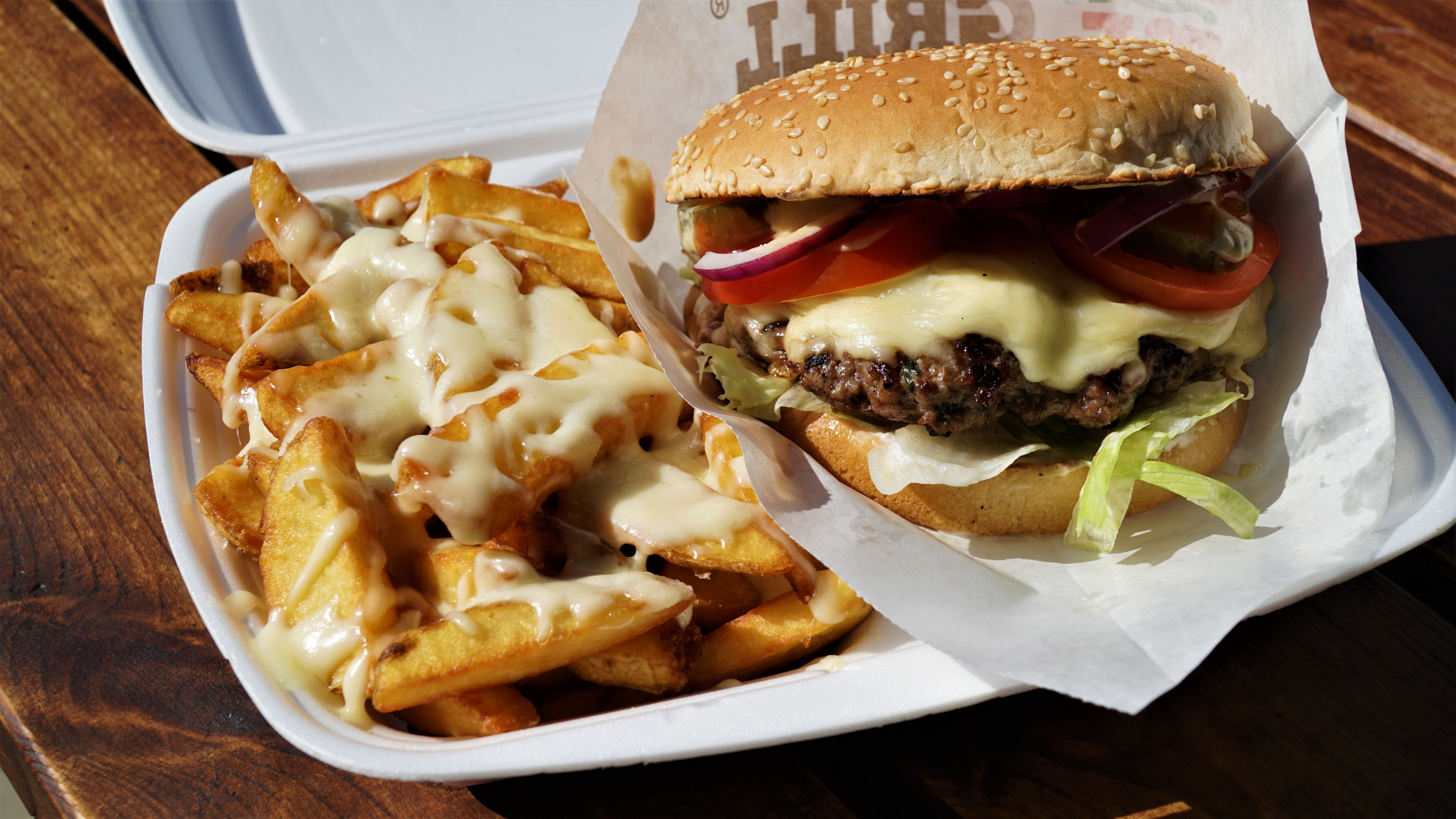 Cheese Menu = CheeseBurger + steakové hranolky se sýrem